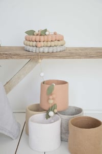 Image 1 of Dessous de plat en boules de feutre tonalité pêche, beige et jute