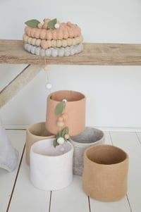 Image 3 of Dessous de plat en boules de feutre tonalité pêche, beige et jute