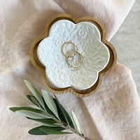 Image 2 of FLEURS DENTELLE