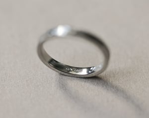 Image of Platinum 2mm flat court ‘Olive leaf’ and milled edge engraved ring