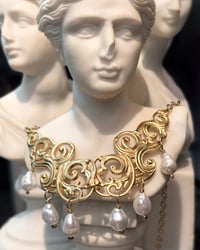 Image 2 of NUAGES BAROQUE Collier - 6 White Drop Pearls