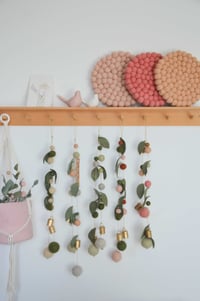 Image 3 of Suspensions en laine feutrée et ses cloches en laiton martelé doré