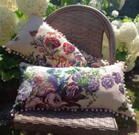 Image 1 of Coussin fleuris en canevas vintage 