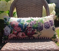 Image 2 of Coussin fleuris en canevas vintage 