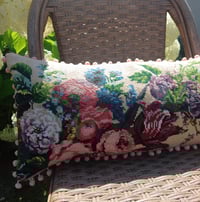 Image 4 of Coussin fleuris en canevas vintage 