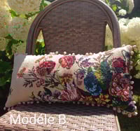 Image 5 of Coussin fleuris en canevas vintage 