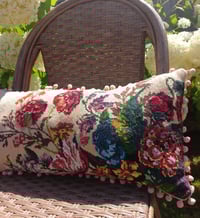 Image 6 of Coussin fleuris en canevas vintage 