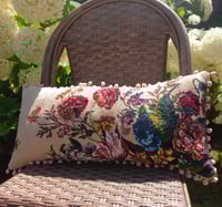 Image 7 of Coussin fleuris en canevas vintage 