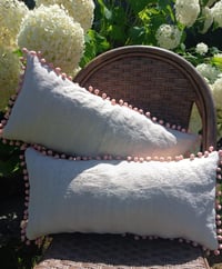 Image 8 of Coussin fleuris en canevas vintage 