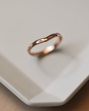 Image of 18ct rose gold, 2mm, Barleycorn design wishbone ring