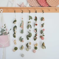 Image 2 of Suspensions en laine feutrée et ses cloches en laiton martelé doré