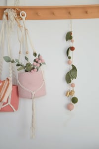 Image 5 of Suspensions en laine feutrée et ses cloches en laiton martelé doré