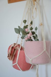 Image 4 of Panier circulaire en laine feutrée rose avec ou sans support macramé