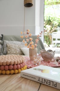 Image 1 of Dessous de plat en boules de laine feutrée colorée