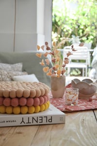 Image 2 of Dessous de plat en boules de laine feutrée colorée