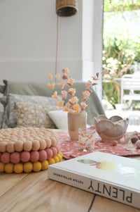 Image 3 of Dessous de plat en boules de laine feutrée colorée