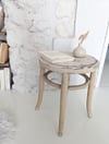 Tabouret crème.