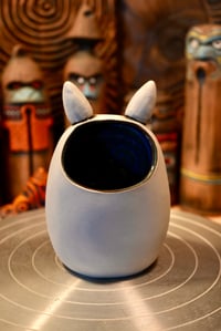 Image 2 of My Neighbor Daruma Mug Grey (Gold Belly)