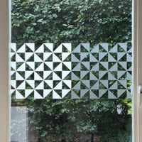 Image 1 of Fensterfolie mit Dreiecken, 45 cm hoch