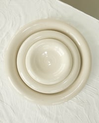 Image 2 of Chunky Plate in Ivory Gloss
