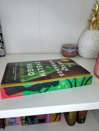 Image 2 of Paperback The Seven Husbands of Evelyn Hugo by Taylor Jenkins Reid