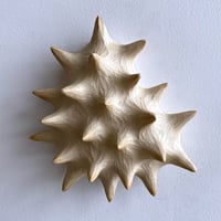 Petite sculpture murale à pointes (bl)