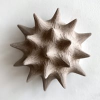 Petite sculpture murale à pointes (grise)