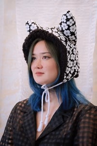 Image 1 of La Modiste: Quilted White Floral Cat Hat