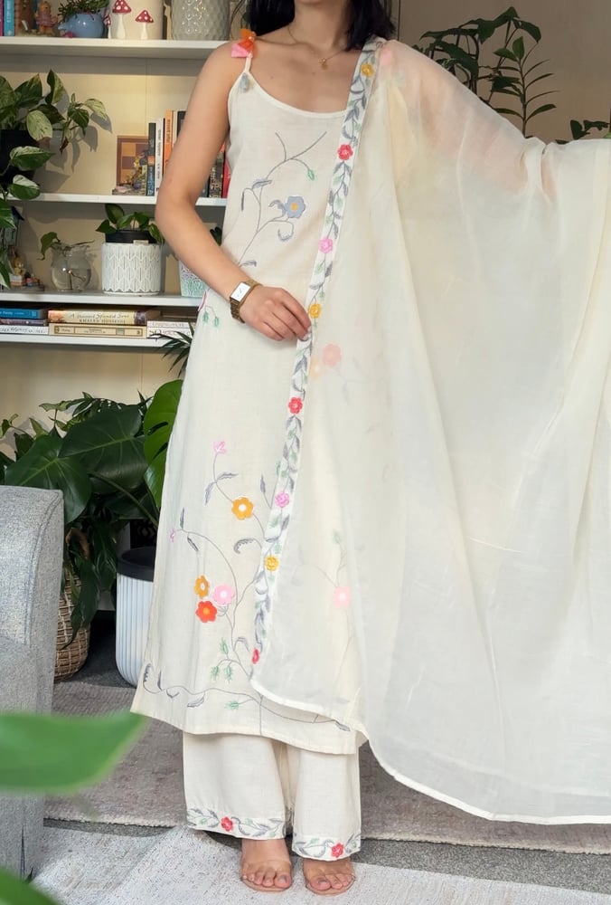 Image of Phoolbari three piece kurtha set 