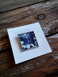 Image 2 of Pin's serti orchidée