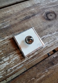 Image 3 of Pin's serti orchidée