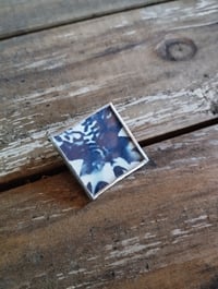 Image 1 of Pin's serti orchidée
