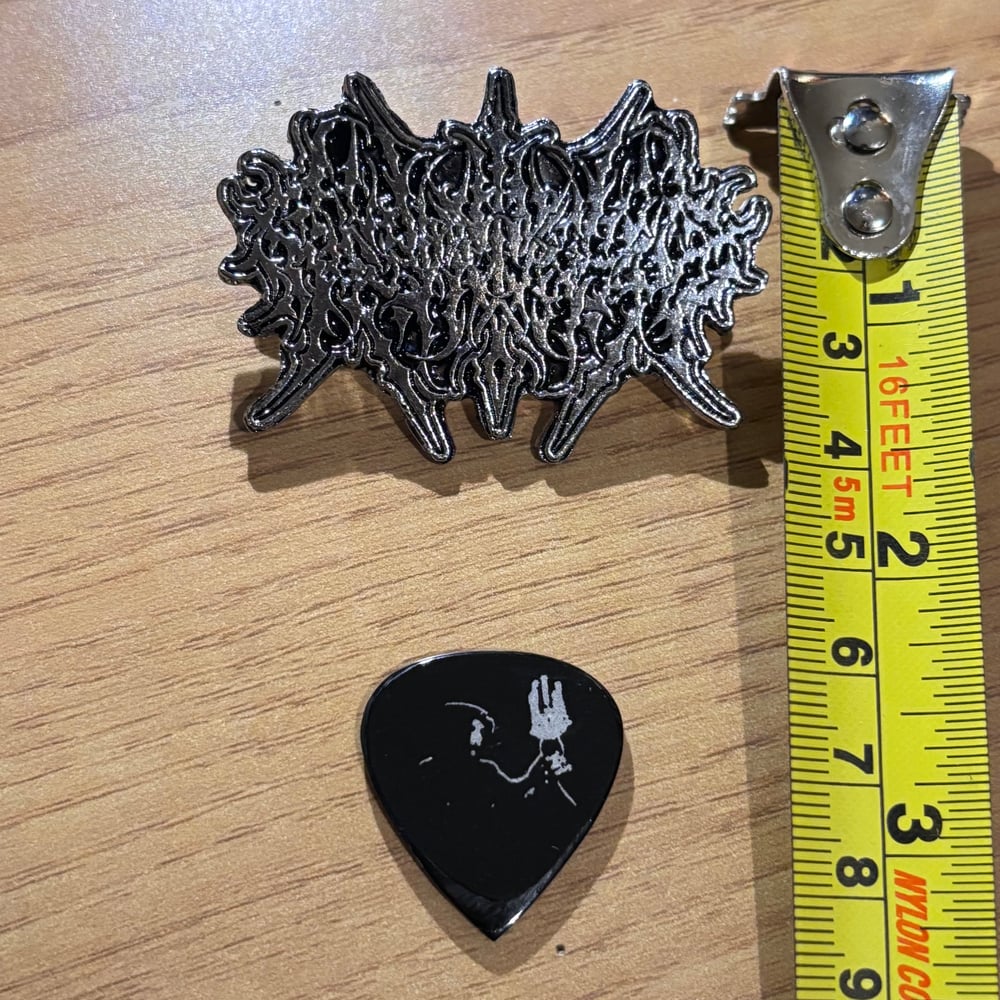 Enamel Pin + Guitar Pick (Solemn Imagist, Versteck)