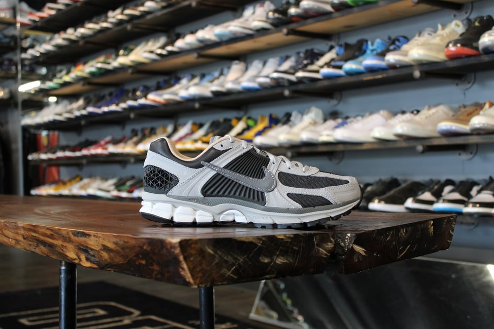 ZOOM VOMERO 5 SP "DARK SMOKE GREY"