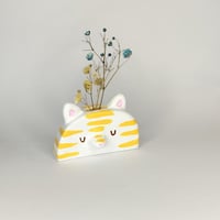 Pieni kissa savimaljakko