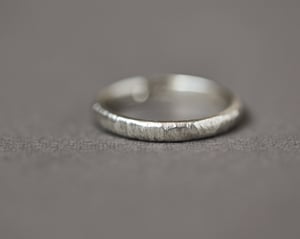Image of 9ct White gold 3mm court horn texture ring