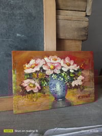 Image 1 of Petite peinture à l'huile sur bois, bouquet dans un vase bleu 