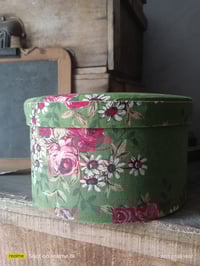 Image 1 of Boite ronde en tissu fleuri 