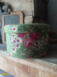 Image 3 of Boite ronde en tissu fleuri 