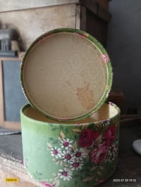 Image 5 of Boite ronde en tissu fleuri 