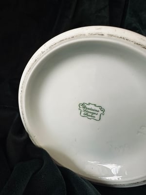 Image of Grand pot d'apothicaire en porcelaine de Limoges // "Vaseline"