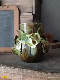 Image 1 of Petit vase en barbotine à décor floral 