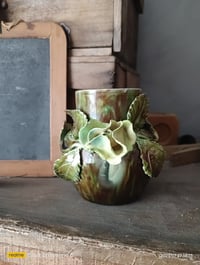 Image 2 of Petit vase en barbotine à décor floral 