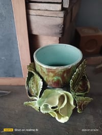 Image 3 of Petit vase en barbotine à décor floral 