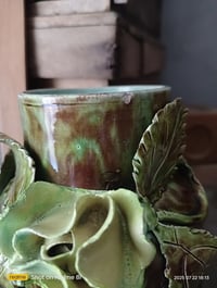 Image 4 of Petit vase en barbotine à décor floral 