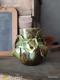 Image 5 of Petit vase en barbotine à décor floral 