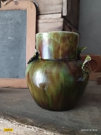 Image 6 of Petit vase en barbotine à décor floral 