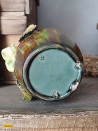 Image 7 of Petit vase en barbotine à décor floral 