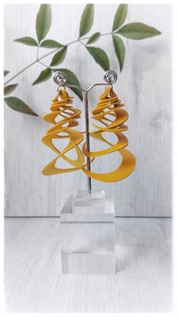 Image 3 of Orecchini artigianali in pelle CURLS  - Giallo Caldo