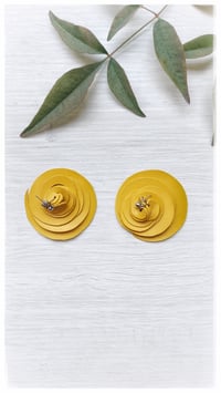 Image 2 of Orecchini artigianali in pelle CURLS  - Giallo Caldo
